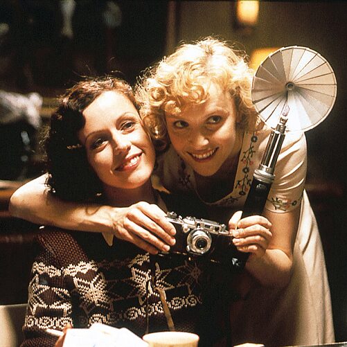 The actresses Maria Schrader and Juliane Koehler in a scene of the film "Aimée and Jaguar"