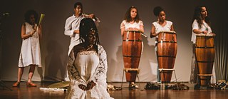 Kollektion Axé von Carol Barreto, Zusammenarbeit mit Val Souza, Performance Als ich gekleidet. | Foto: Tayllade Paula