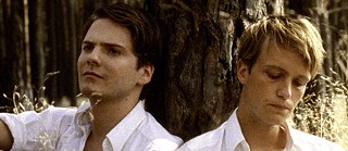 Die Schauspieler Daniel Brühl und August Diehl in einer Szene des Films „Was nützt die Liebe in Gedanken“