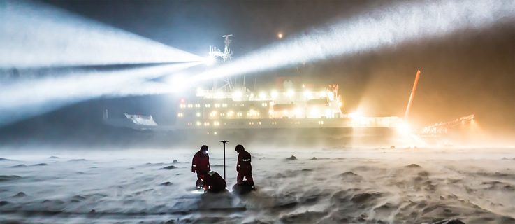 Die Polarstern im Einsatz: Im September 2019 lässt sich das Forschungsschiff ein Jahr lang im Packeis einfrieren. 