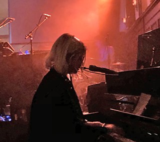 Mary Ocher et son piano
