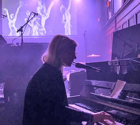 Mary Ocher et son piano
