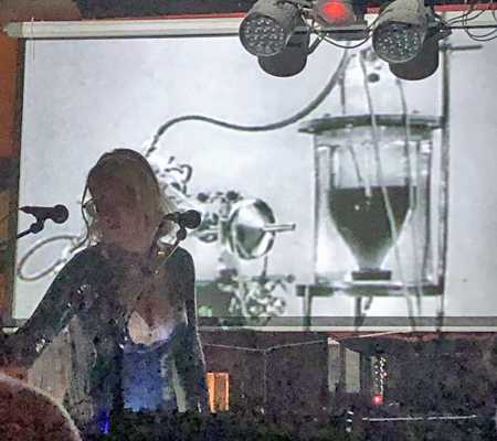 Mary Ocher joue avec la chimie