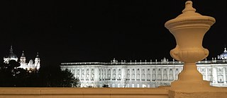  Que se passe-t-il la nuit au palais royal? Les habitants de la place de l'Oriente sont obligés de se battre quotidiennement face à des hordes de touristes mais bénéficient d'une vue très privilégiée. Sur la gauche du palais, vous pouvez également voir la cathédrale de Madrid Almudena et, pendant la journée, vous pourrez même voir les montagnes par beau temps.