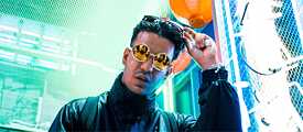 Junger Mann mit goldener Sonnenbrille