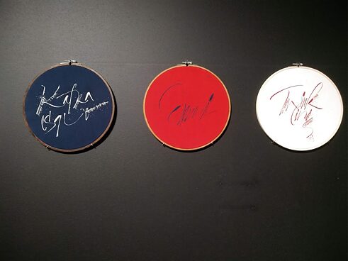 Olga Kowalenkos Projekt „Tusche und Stiche“ – eine Stickerei, die an die Kalligrafie mit Cola Pen angelehnt ist.
