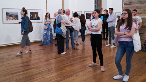 Während der Ausstellungseröffnung