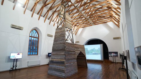Ölbohrturm-Installation von Marco Montiel Soto im Kapellhaus Baku