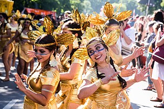 Bunte Farbpracht: Kolumbianer beim Karnevalsumzug 2018. 