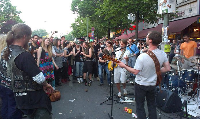 Eine lokale Band rockt am Mehringdamm in Kreuzberg. 