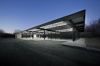 Station Service de Mies van der Rohe sur l'Ile des sœurs