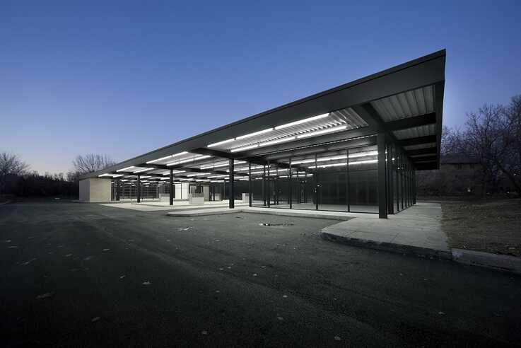 Station Service de Mies van der Rohe sur l'Ile des sœurs