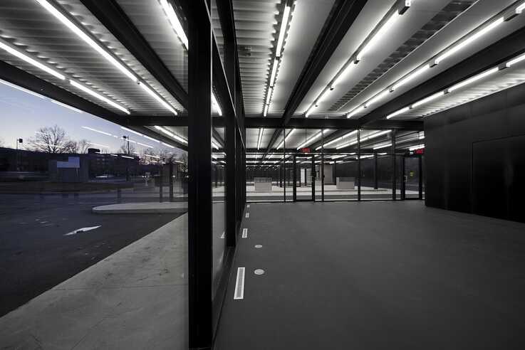 Station Service de Mies van der Rohe sur l'Ile des sœurs
