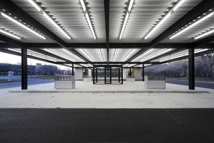 Station Service de Mies van der Rohe sur l'Ile des sœurs