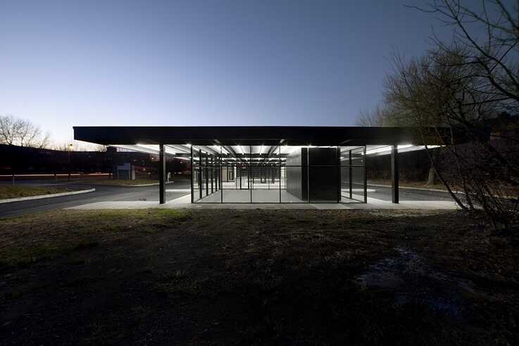 Station Service de Mies van der Rohe sur l'Ile des sœurs
