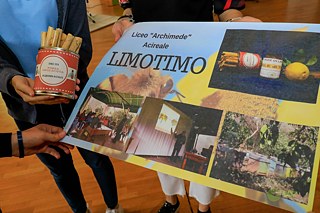 2. Preis: „LimoTimo“ – Der Gesundheitshonig mit Nisthilfe für Wildbienen – Liceo „Archimede“ mit Partnerfirma Fossa dell’Acqua (Acireale, Catania) – Deutschlehrerinnen: Maria Pitronaci und Anja Inderfurth