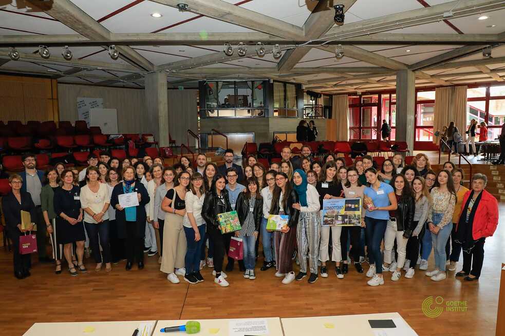 Unternehmen Deutsch 2018/2019 – Gruppenfoto der Gewinner*innen des 1., 2. und 3. Preises