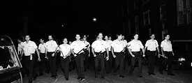 Die Polizei marschiert auf den Garage Club