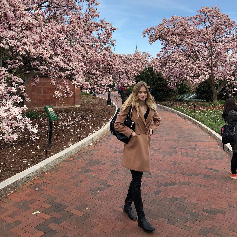 Lara mit Magnolienblüten