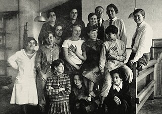 Gruppenfoto der Weberei-Klasse von Gunta Stölzl (mit Krawatte) um 1927