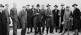 Gruppenbild der Bauhausmeister in Dessau (1926): v. l. n. r: Josef Albers, Hinnerk Scheper, Georg Muche, László Moholy-Nagy, Herbert Bayer, Joost Schmidt, Walter Gropius, Marcel Breuer, Wassily Kandinsky, Paul Klee, Lyonel Feininger, Gunta Stölzl und Oskar Schlemmer. 