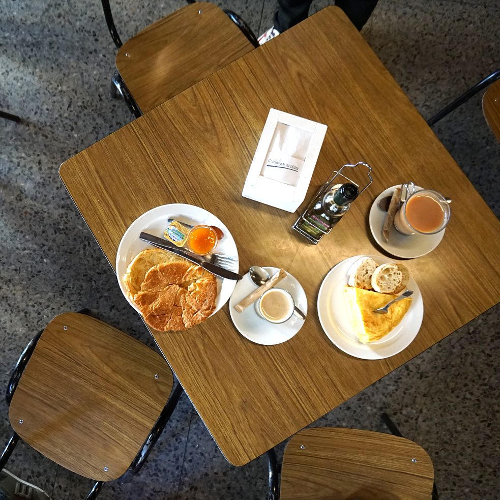 Tortilla und Croissant „aus der Pfanne“ (Madrid, Spanien) 