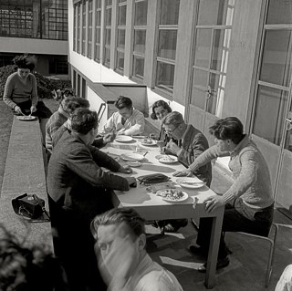 Ivana Tomljenović Meller, Aus der Bauhaus-Kantine in Dessau, 1930. 