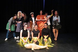 Mit unserem Stück "Westen findet Osten" hatten wir eigentlich nur vor,  eine kleine Geschichte über eine Gruppe Eingeborener,  die eigentlich nicht netzlos leben, und eine Gruppe Westlicher, die netzlos werden, vor einem internationalen Publikum vorzutragen. Das ist uns auch gelungen, aber erst nach einem Abstecher in den Orient. Was es heißt netzlos zu sein, haben wir am eigenen Körper erfahren und irgendwie haben wir unser Stück so auch wirklich erlebt. Für alle war es eine unvergessliche Reise... genau wie es der Kapitän in unserem Stück vorhersieht. In Berlin zu sein war auch ein unvergessliches Erlebnis. Wir haben gelernt, aus uns herauszugehen und auf den anderen zuzugehen, Ängste wurden genommen... alle waren im selben Boot. Auch kleine Stürme haben uns nicht erschüttert, wie mutige Seefahrer haben wir alle Situationen gemeistert. Und das ENDE? Und als wir in Portugal ankamen, waren wir wirklich netzlos... Wir hatten das Fischernetz in Berlin gelassen.