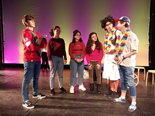 Bei unserer Aufführung haben wir uns viel Mühe gegeben. Das Publikum hat viel gelacht, das war für uns das wichtigste. Wir wollten, dass die Leute Spaß hatten. Einfallsreich und lustig war das Lied zum Thema Netzlos von Malta. Wir hatten sofort  einen Ohrwurm. Eine grosse Überraschung war die Aufführung von den Lehrer*innen. Wir haben nicht damit gerechnet. Unsere Lehrerinnen hatten uns vorher nichts davon erzählt . Es war super lustig. Ihre Kostüme waren sehr gut!