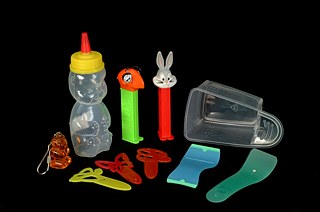 Objekte, mit denen zusammen die Enthaarungsspachtel in die Sammlung gelangten