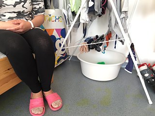 Kata, die Mutter hat angefangen zu arbeiten. Sie möchte ein neues Leben, und ein eigenes Zuhause haben