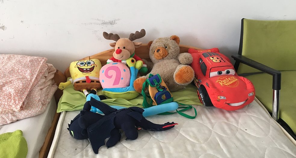 Die drei Jungen (10, 8 und 5 Jahre alt) hängen an ihren Kuscheltieren.