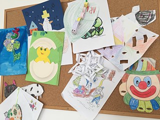 Die Kinder bringen oft Zeichnungen von dem Kindergarten und von der Schule nach Hause