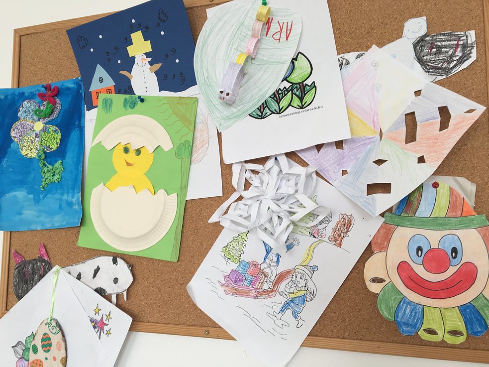 Die Kinder bringen oft Zeichnungen von dem Kindergarten und von der Schule nach Hause