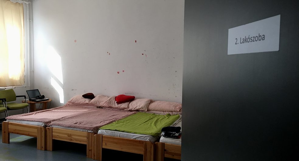 Das puritanische Schlafzimmer der Familie. Die drei Jugnen und die Mutter schlafen nebeneinander 