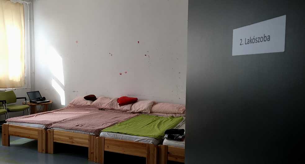 Das puritanische Schlafzimmer der Familie. Die drei Jugnen und die Mutter schlafen nebeneinander 