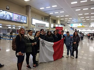 Es hat uns Spaß gemacht, mit Jugendlichen aus Europa zusammenzukommen und mutig unser Lied „Netzlos“ auf der Bühne zu singen. Die Zuschauer haben sogar mitgemacht und es war erstaunlich und unvergesslich für uns.  In der Tat haben wir unser Deutsch verbessert. Wir haben neue Ausdrücke und Wörter gelernt: Rakete, Leise bitte!, Fremd sein, Auswertung, Ausführung, Bootsfahrt, Wasser mit Kohlensäure, stilles Wasser, ein Stück, Grillabend, Ich hätte gern... Eine Beteiligung an diesem Theaterfestival ist einfach empfehlenswert, weil es den Schülern die Möglichkeit gibt, neue Leute kennen zu lernen. „Netzlos“ hat uns vernetzt. Vielen Dank PASCH!