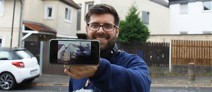 Jakob Lewis in front of his parents' former apartment in Wölfersheim