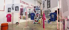 Die Ausstellung „Queer As German Folk” lässt sich an jeden Ort anpassen: Hier als Liberation Trail auf 90 qm im Goethe-Institut New York | Foto: Sarah Blesener