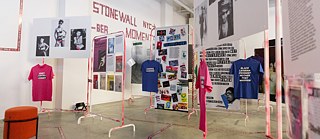 Die Ausstellung „Queer As German Folk” lässt sich an jeden Ort anpassen: Hier als Liberation Trail auf 90 qm im Goethe-Institut New York | Foto: Sarah Blesener