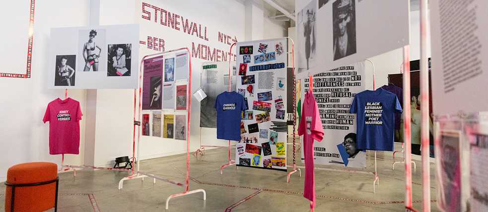 Die Ausstellung „Queer As German Folk” lässt sich an jeden Ort anpassen: Hier als Liberation Trail auf 90 qm im Goethe-Institut New York | Foto: Sarah Blesener