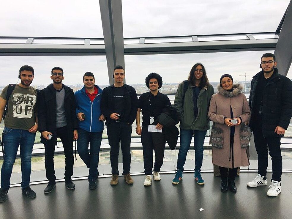 "زيارتنا للبرلمان الألماني وقبته الزجاجية المطلة على معالم برلين كانت فريدة. انبهرنا بالمكان التاريخي وأعداد الجمهور الزائر المهتم بتاريخ وسياسة ألمانيا"