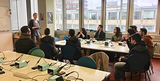 „Unser Kursprogramm an der TU Berlin begann mit dem Besuch des Schülerlabors der Universität "dEin- Labor". Hier werden Workshops angeboten u.a. zu Bauen von Elektromotoren, Robotik, Programmieren, Elektronik, Erneuerbare Energie und Entwicklung von Apps für Android-Smartphones“. 