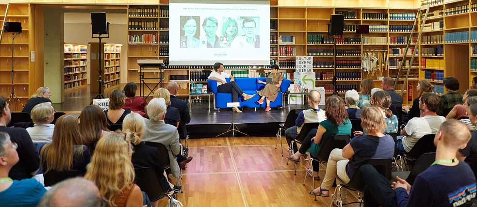 “The Blue Sofa” with philosopher and author Philipp Hübl at the Kultursymposium