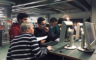 „Wir hatten die Gelegenheit die Struktur und das System der Universitätsbibliothek kennenzulernen. Die Bibliothek gilt als zentrale Informationseinrichtung der Technischen Universität Berlin. Als größte technisch-naturwissenschaftliche Bibliothek der Region Berlin-Brandenburg steht sie allen interessierten Personen und Institutionen offen“. 