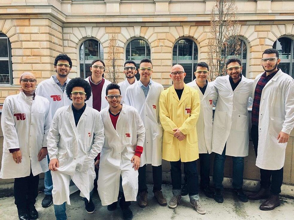 "حصلنا على فرصة اجراء التجارب الكيميائية باستقلالية في معمل كليفر الكيميائي بجامعة برلين التقنية. فقد قمنا بتطبيق ما تعلمناه بمعهد جوته بمصر بشكل عملي"