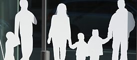Figuren von einem Vater mit Kind und einer Familie mit Kindern – geklebt auf das Gebäude des Bundesministeriums für Familie, Senioren, Frauen und Jugend