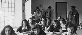 Die Studentinnen der Textilabteilung der Kunstgewerbeschule (ŠUR)