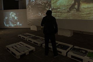 Besucher vor dem Bildschirm Geniale Dilletanten &copy; © Alexey Myslitsky Bildschirm Geniale Dilletanten