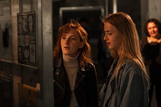 Besucher der Ausstellung „Geniale Dilletanten“ schauen auf einen Stand &copy; © Alexey Myslitsky Stand Genialle Dilletanten